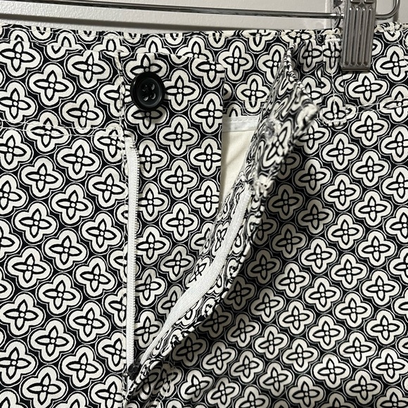 Banana Republic Hampton Fit Chambray Pattern Rolled Cuff Mid Rise Shorts - Picture 5 of 10